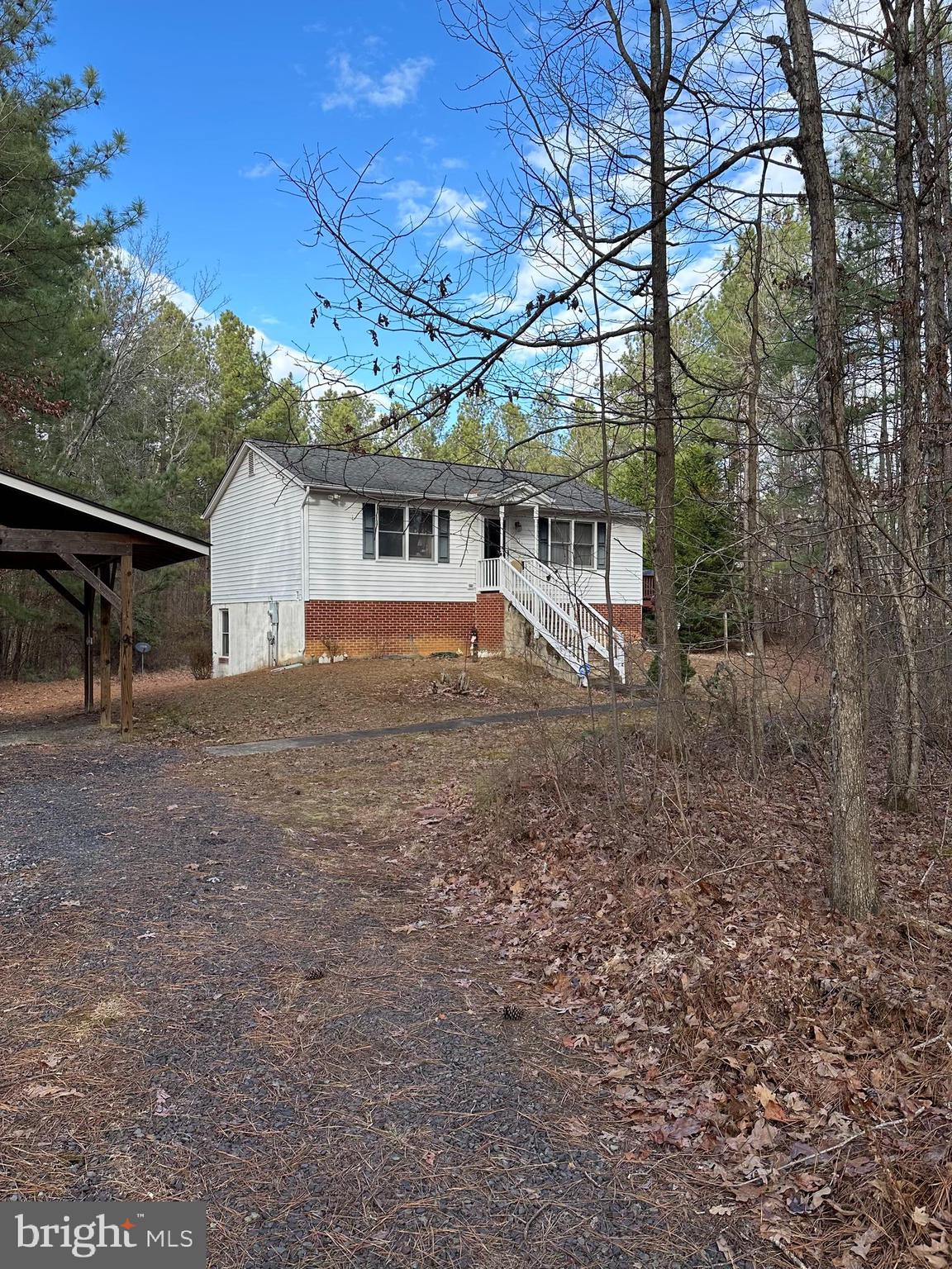 a view of a house with backyard and trees