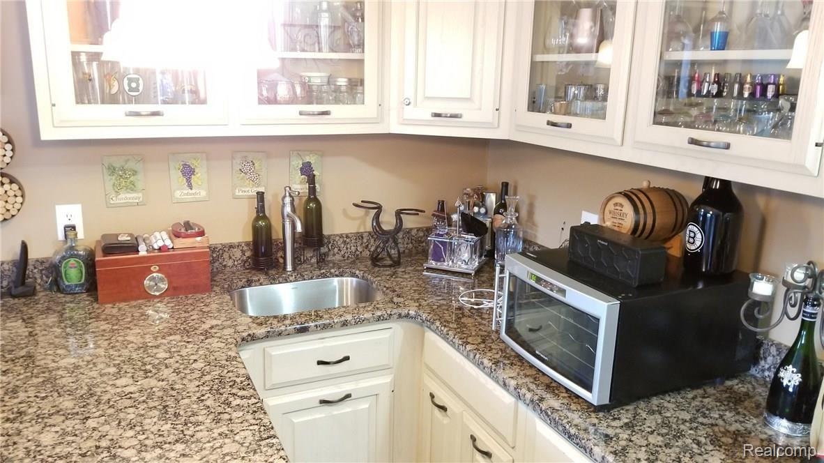 5340 Inverrary Lane Commerce Township, MI 48382 - Photo 25 of 41 Wet Bar