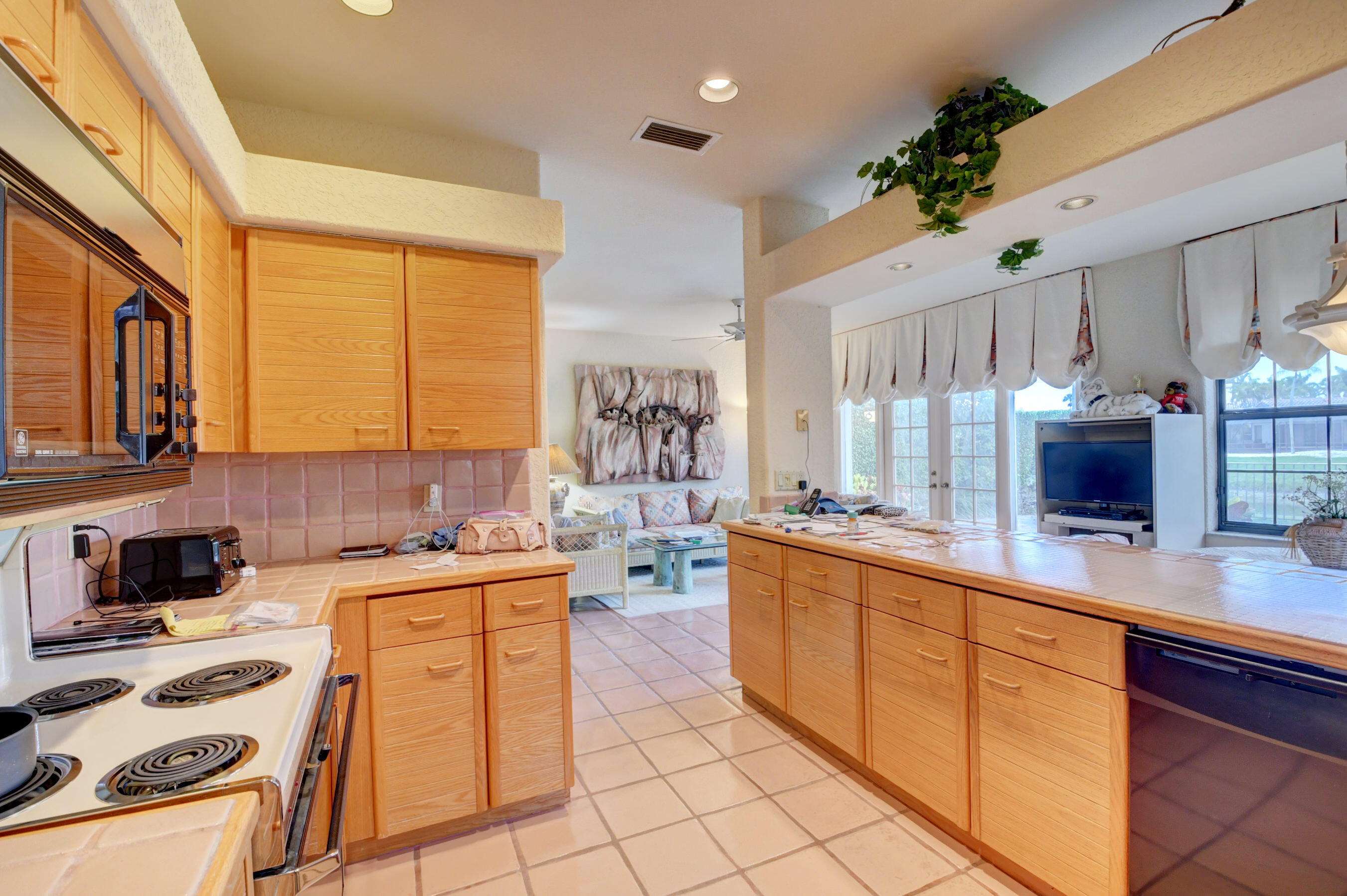 23392 Mirabella Circle South Boca Raton, FL 33433 - Photo 17 of 33 kitchen