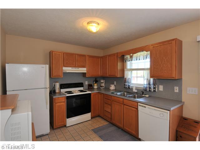 605 Stephany Circle Rural Hall, NC 27045 - Photo 3 of 10 Kitchen.