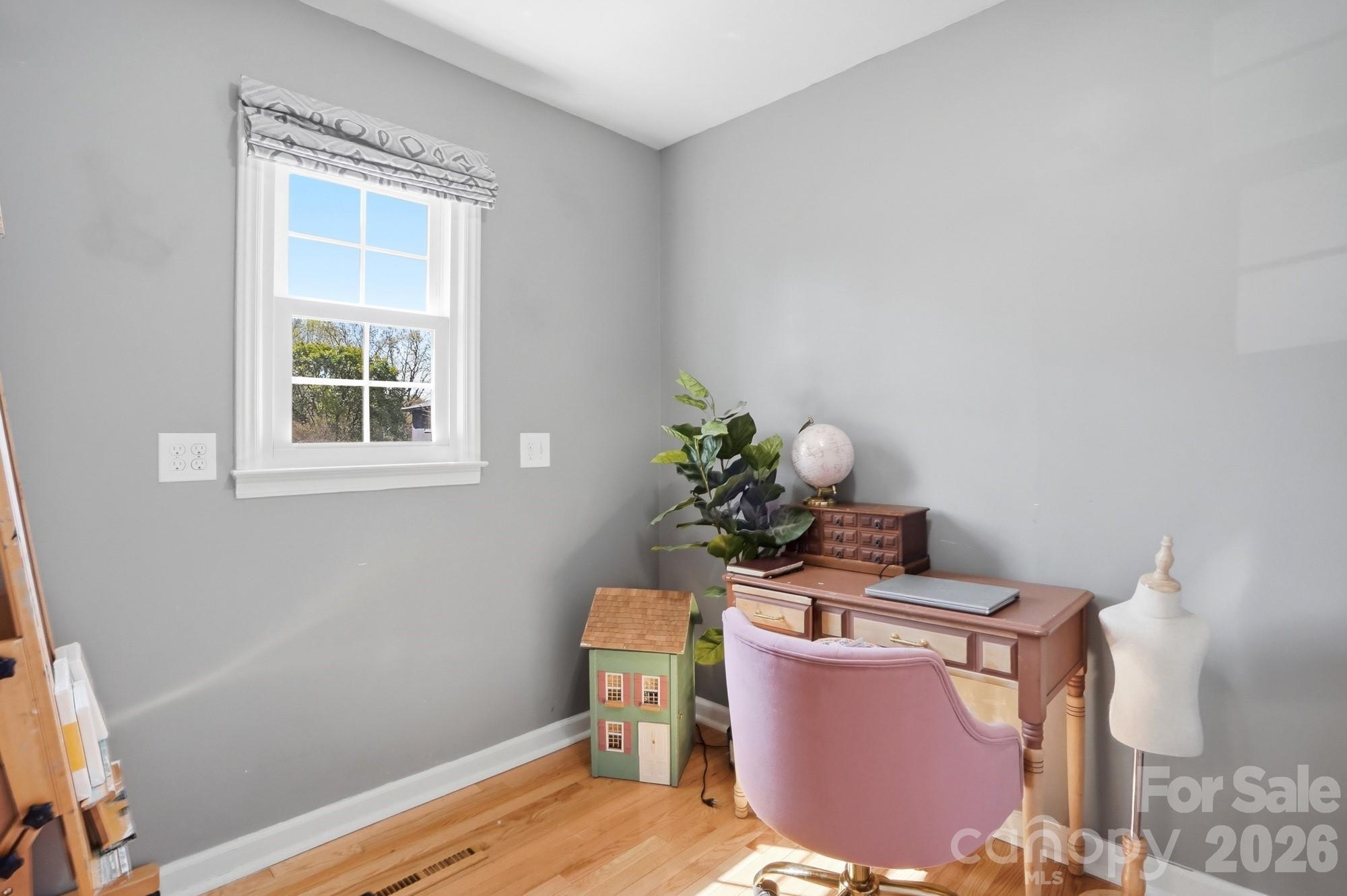 6046 Windjammer Drive Tega Cay, SC 29708 - Photo 32 of 46 a room with table and chair