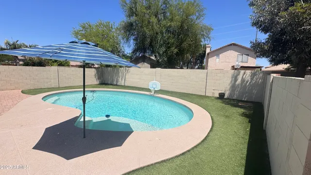 a view of a house with a backyard