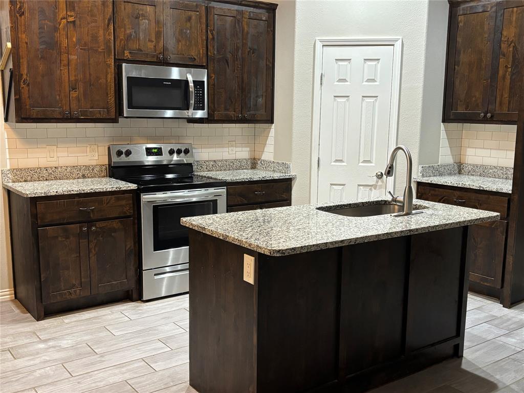 621 North Ave B Springtown, TX 76082 - Photo 8 of 26