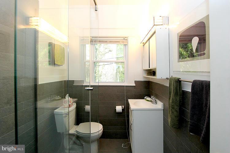 5904 Broad Branch Road Northwest Washington, DC 20015 - Photo 19 of 30 Bath