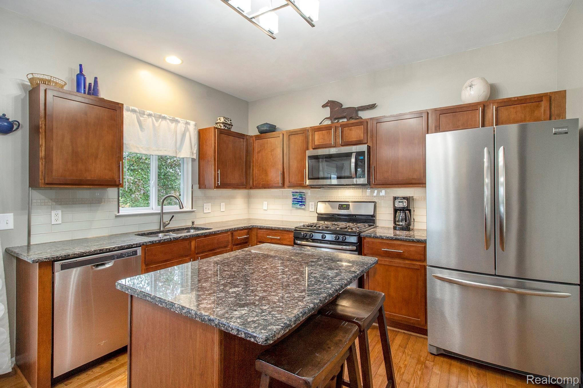 1024 Walcott Lane Howell, MI 48843 - Photo 15 of 30 Gorgeous kitchen, all appliances stay!.jpg
