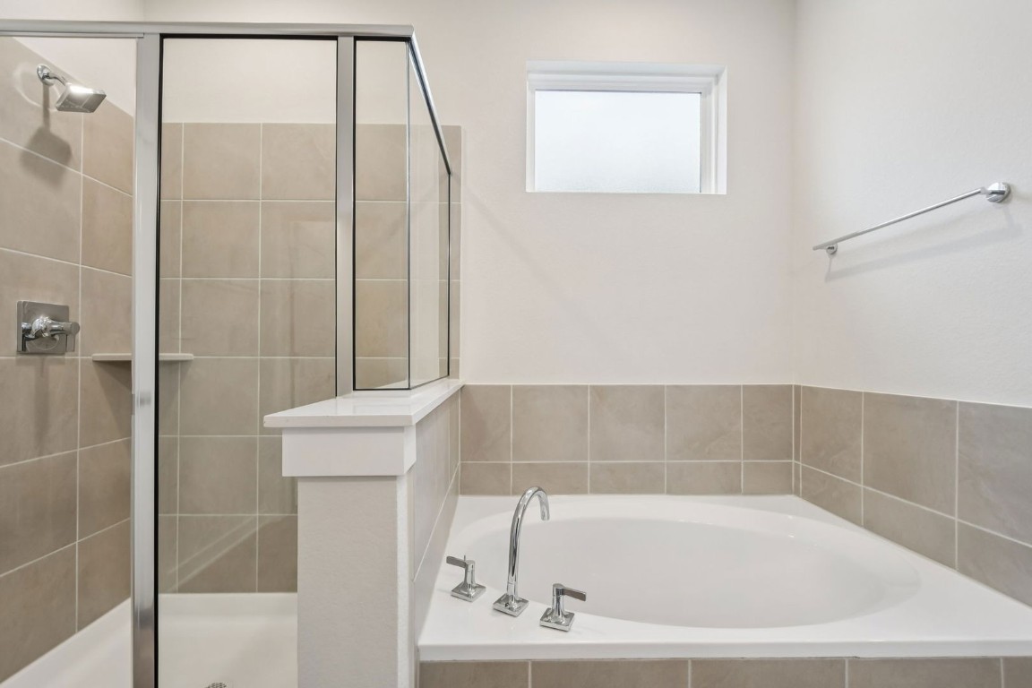 13417 Derby Ride Drive Buda, TX 78610 - Photo 21 of 38 a bathroom with a bathtub