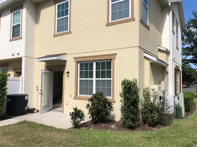 a view of a house with backyard