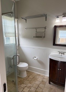 305 Enid Street Houston, TX 77009 - Photo 12 of 17 Bathroom 2 (en-suite)