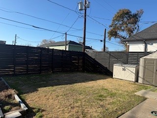 305 Enid Street Houston, TX 77009 - Photo 16 of 17 Ample yard