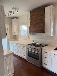 305 Enid Street Houston, TX 77009 - Photo 5 of 17 Kitchen range and range hood