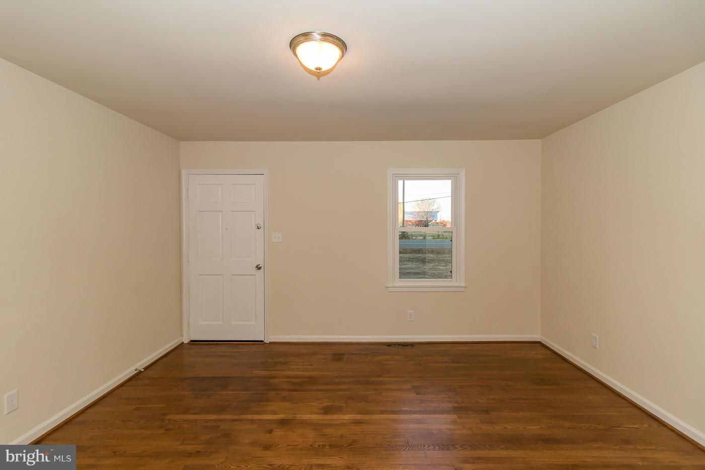 7668 Courthouse Road Spotsylvania, VA 22551 - Photo 6 of 30 Living Room
