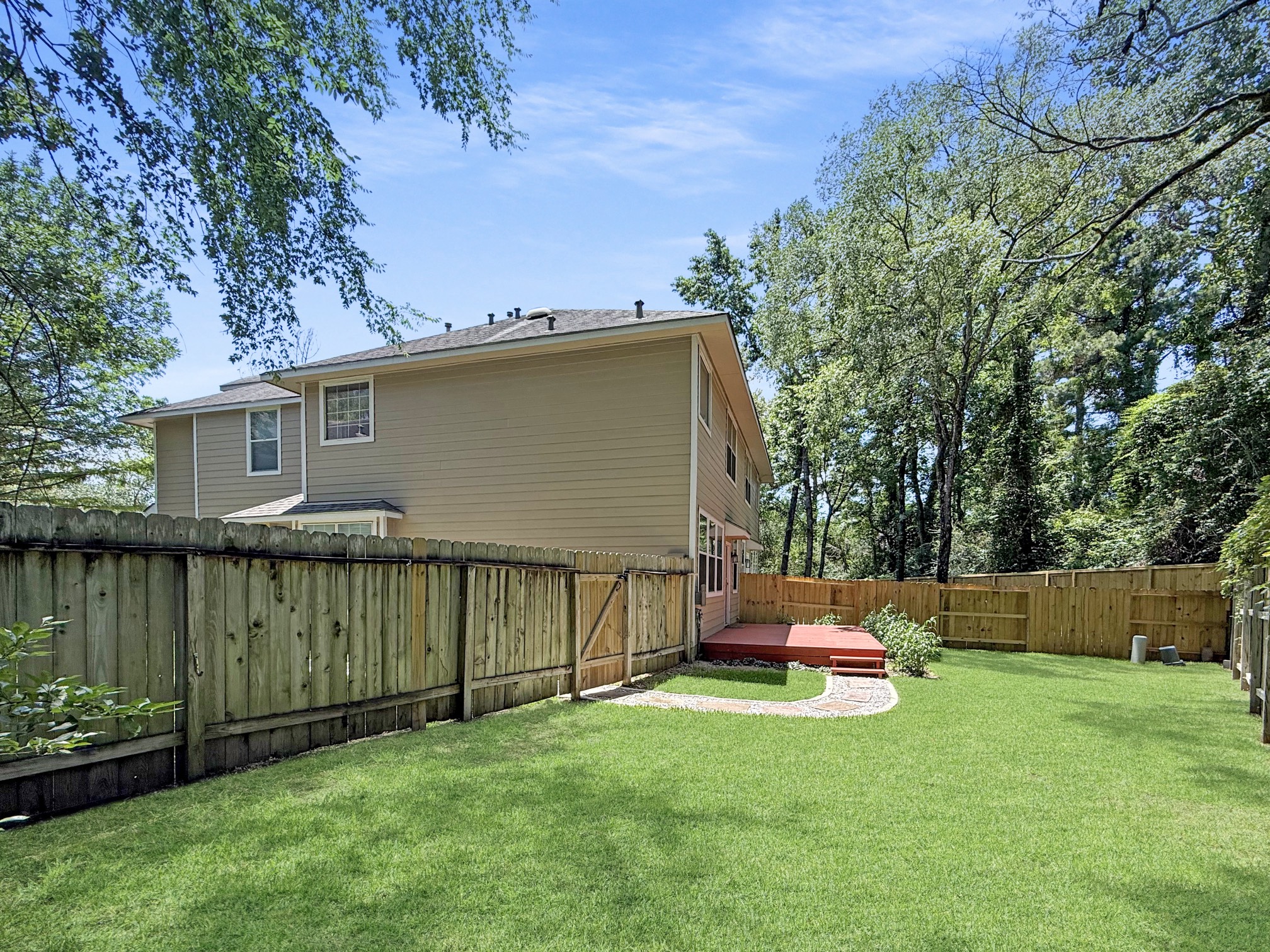 3 Peach Ridge Place The Woodlands, TX 77382 - Photo 21 of 22 a backyard of a house with table and chairs