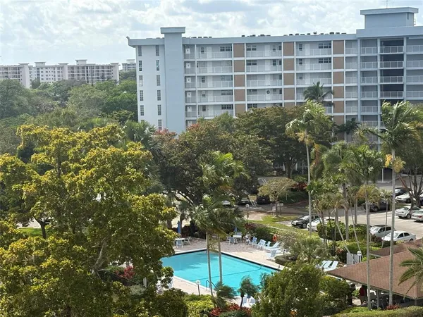 $1,800 | 2940 North Course Drive, Unit 604, Pompano Beach, FL 33069