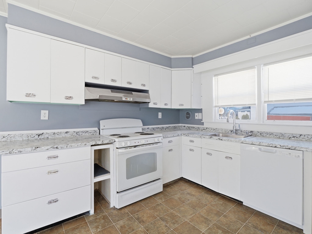 74 Carlisle Street Lowell, MA 01852 - Photo 18 of 41