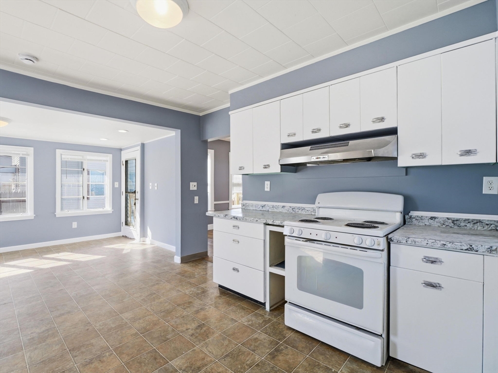 74 Carlisle Street Lowell, MA 01852 - Photo 4 of 41