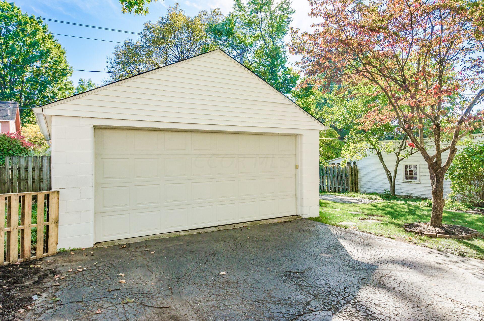 73 East Dunedin Road Columbus, OH 43214 - Photo 27 of 32 2 Car Garage