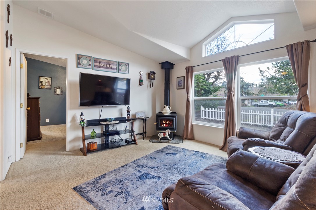 331 R Street Southeast Auburn, WA 98002 - Photo 4 of 26 Gallery Image 4