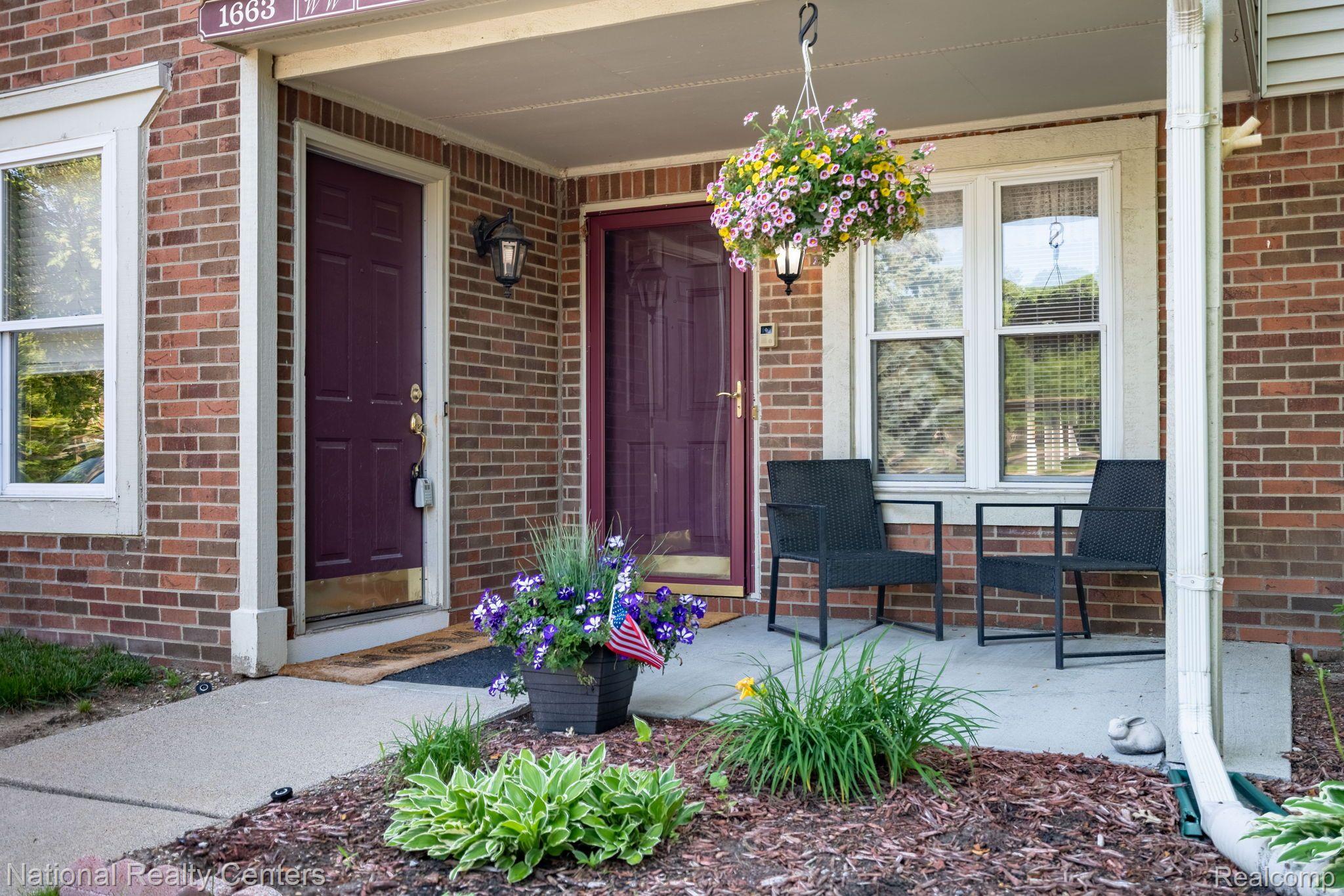 1663 Emerson Circle Rochester, MI 48307 - Photo 5 of 25 Beautiful landscaping