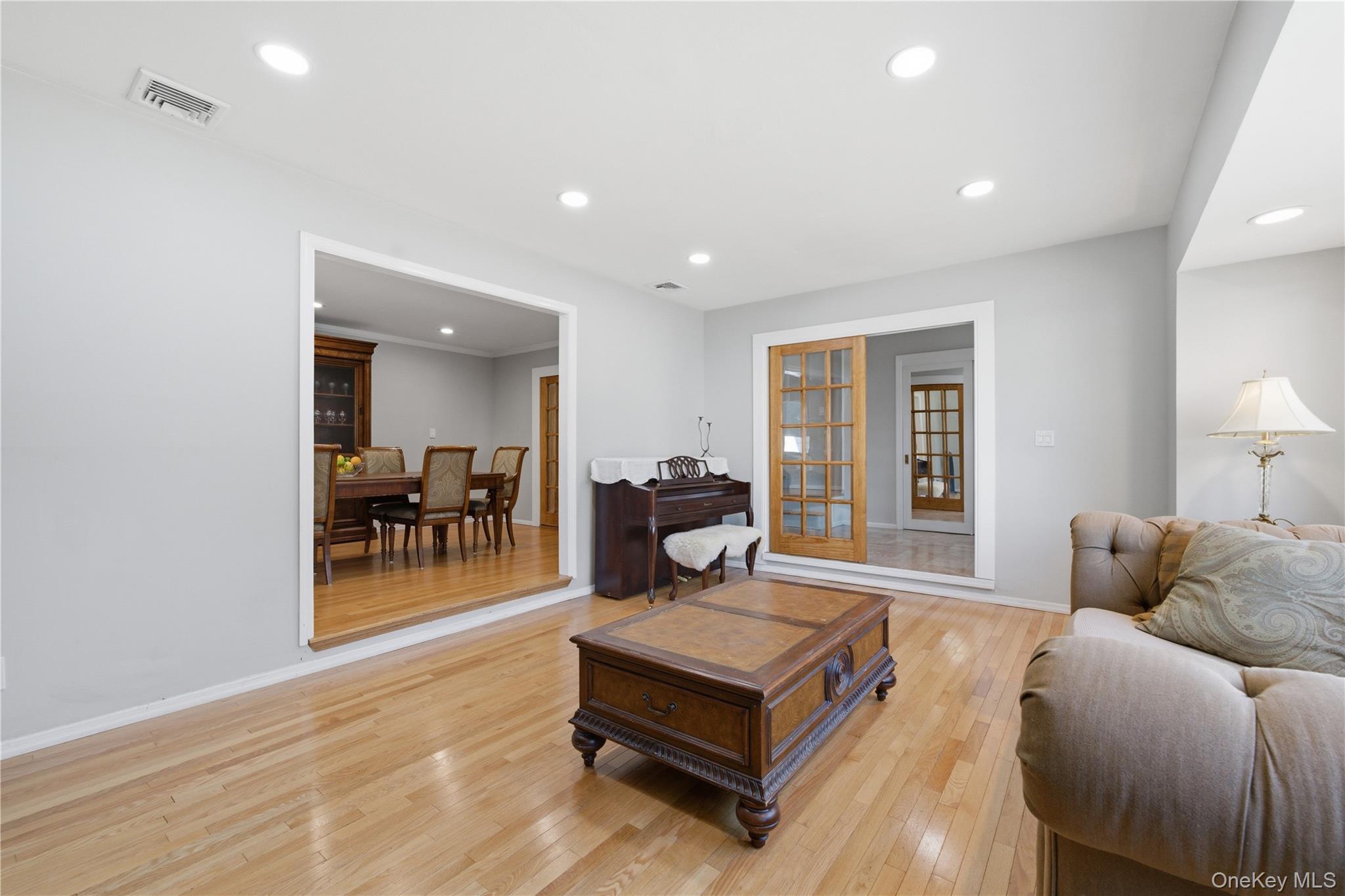 308 South Oyster Bay Road, Unit A Syosset, NY 11791 - Photo 4 of 37