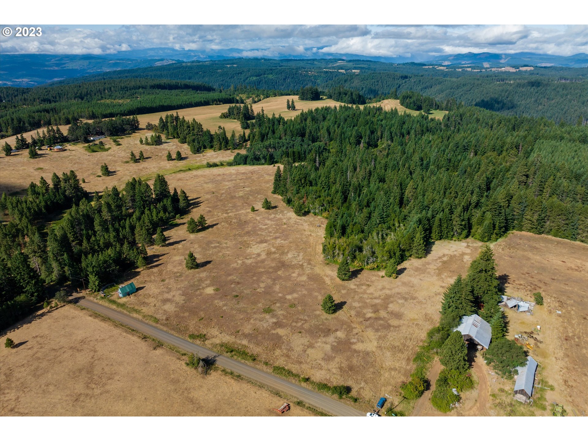 399 McGowan Road Lyle, WA 98635 - Photo 15 of 35 a view of a dry yard with green space