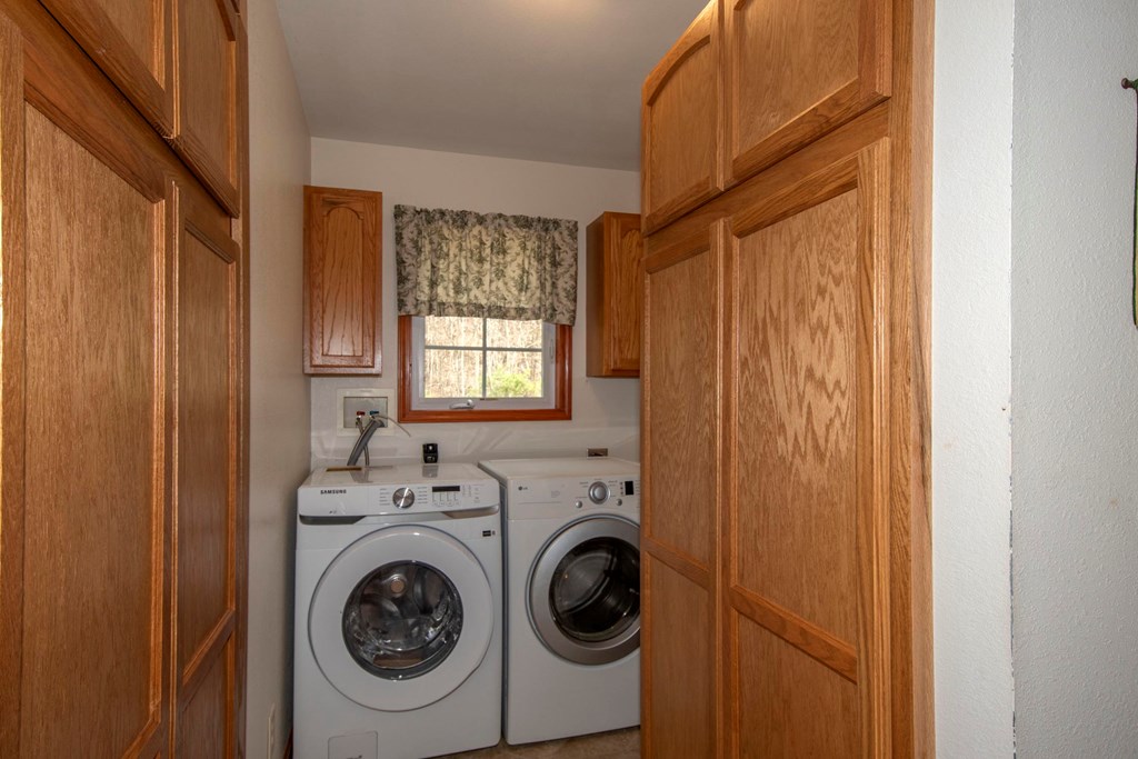 5224 Laurel Ridge Young Harris, GA 30582 - Photo 11 of 39 a utility room with dryer and washer