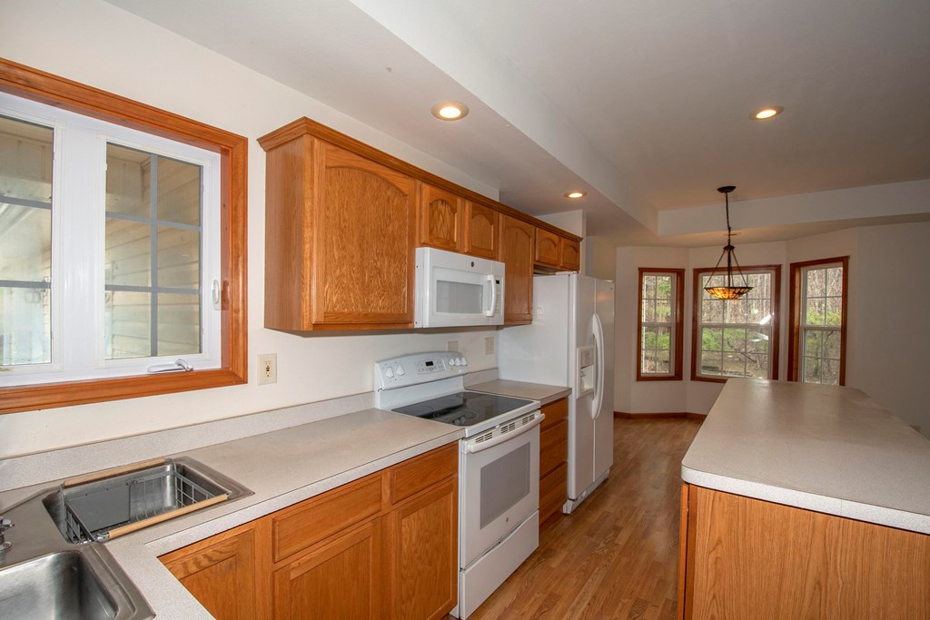5224 Laurel Ridge Young Harris, GA 30582 - Photo 8 of 39 a kitchen that has a sink and a stove in it