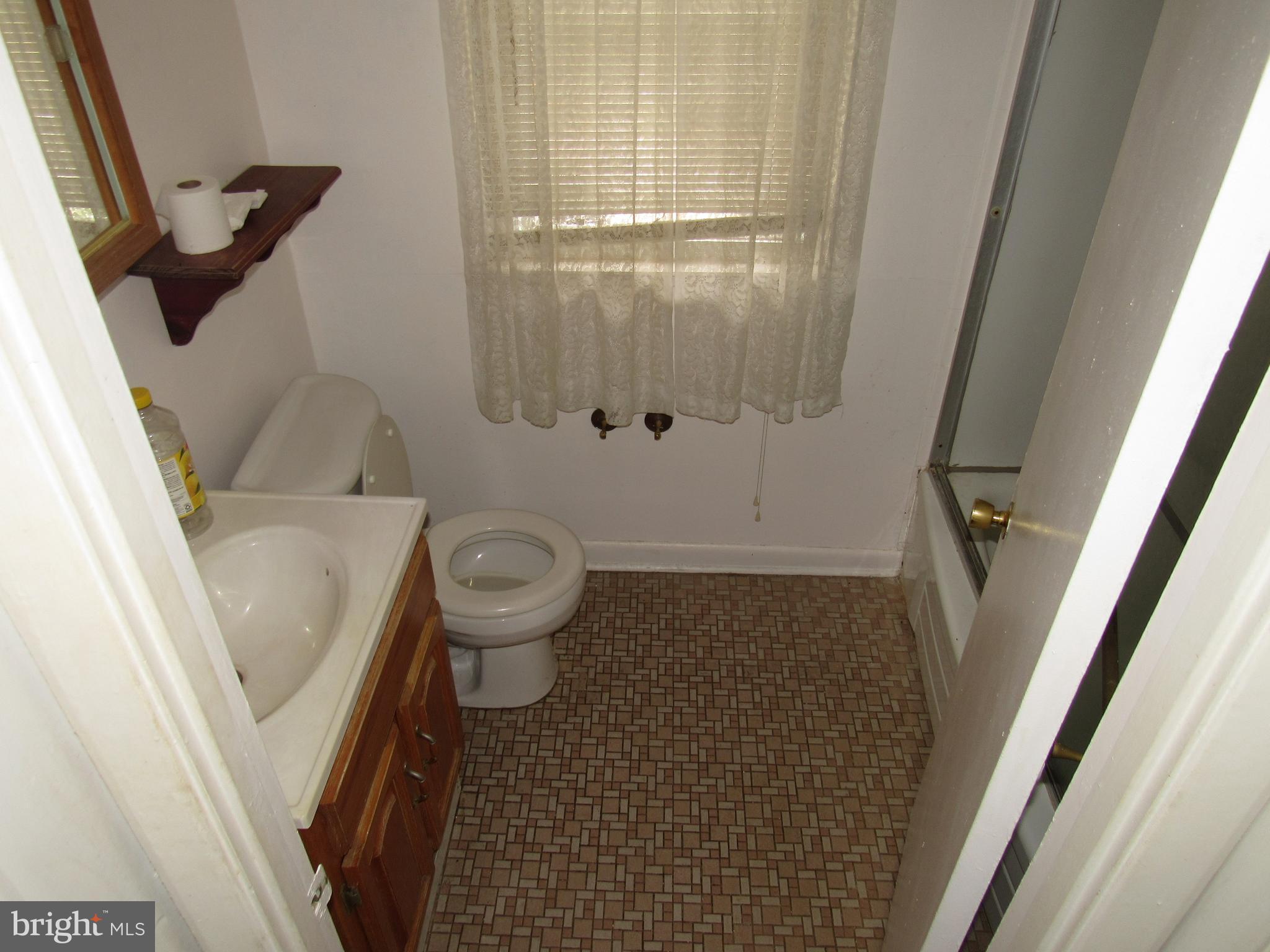 4740 Vancouver Road Baltimore, MD 21229 - Photo 14 of 26 Bath
