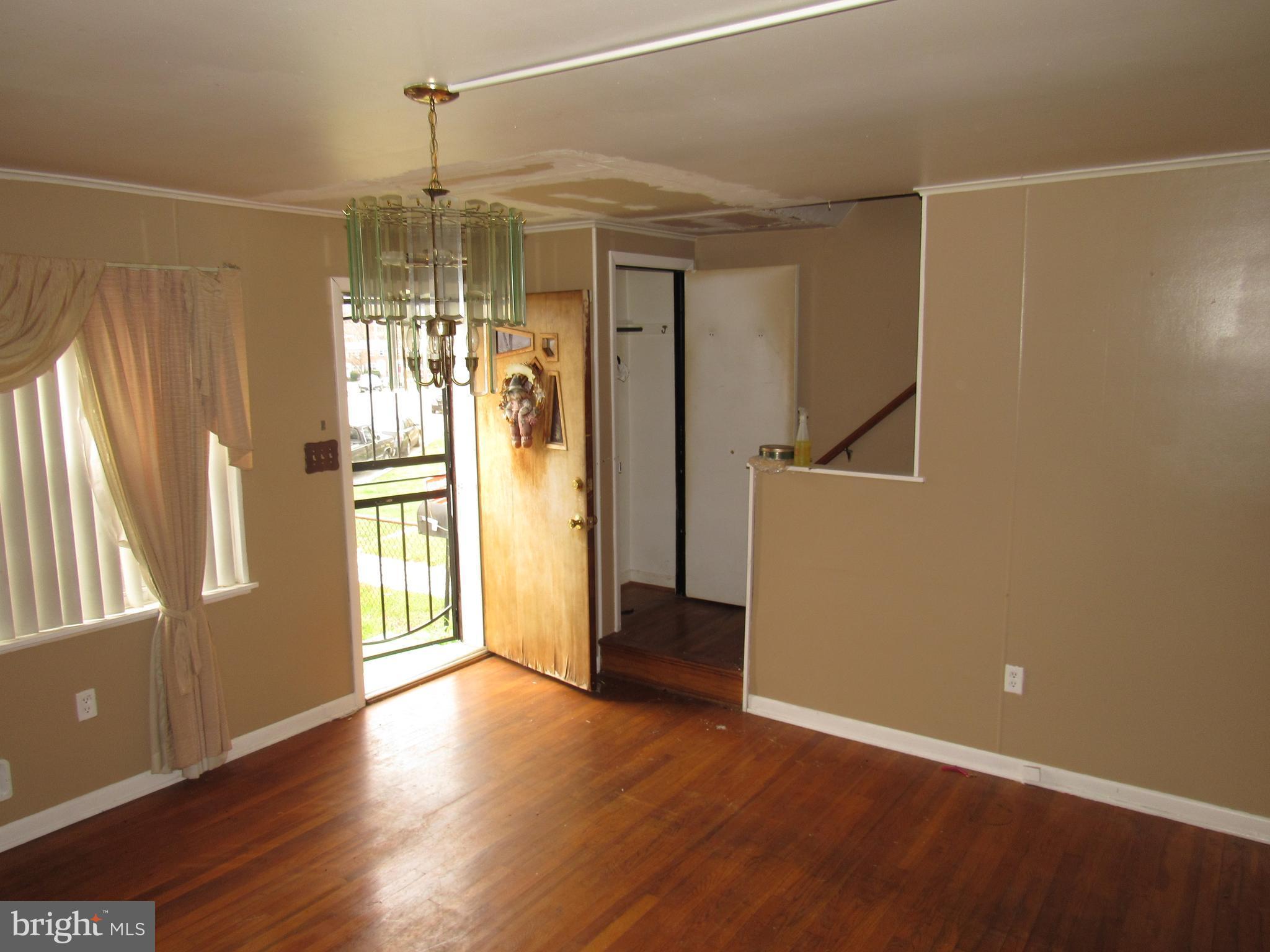 4740 Vancouver Road Baltimore, MD 21229 - Photo 3 of 26 Living Room