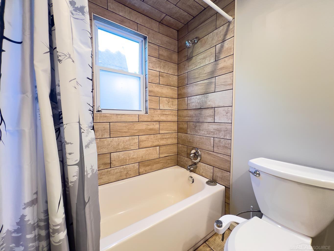 1049 Radov Road Gladwin, MI 48624 - Photo 16 of 40 Full Bath