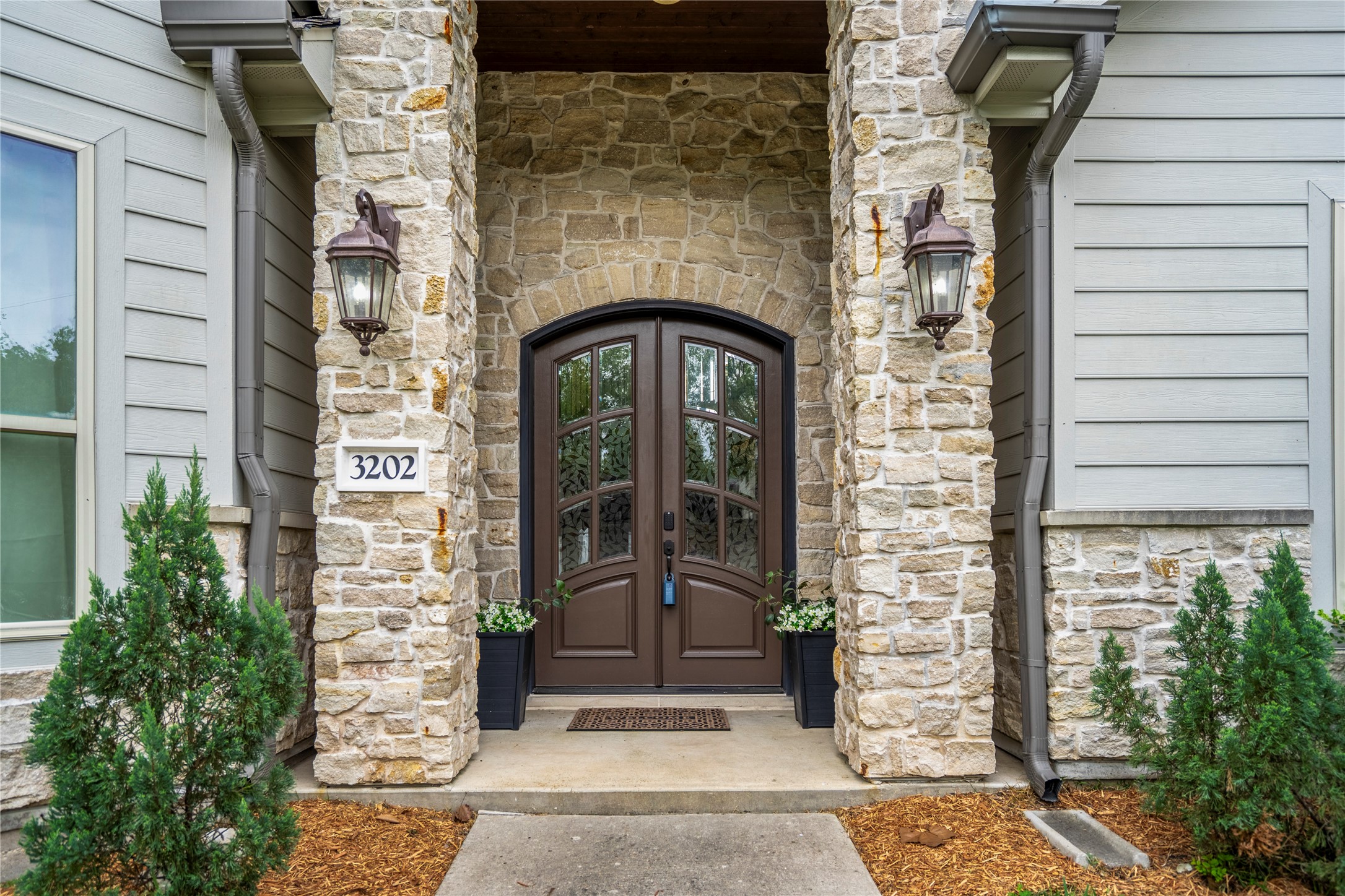 3202 Ozark Street Houston, TX 77021 - Photo 6 of 31 Step through the grand double front doors into this stunning custom built home.
