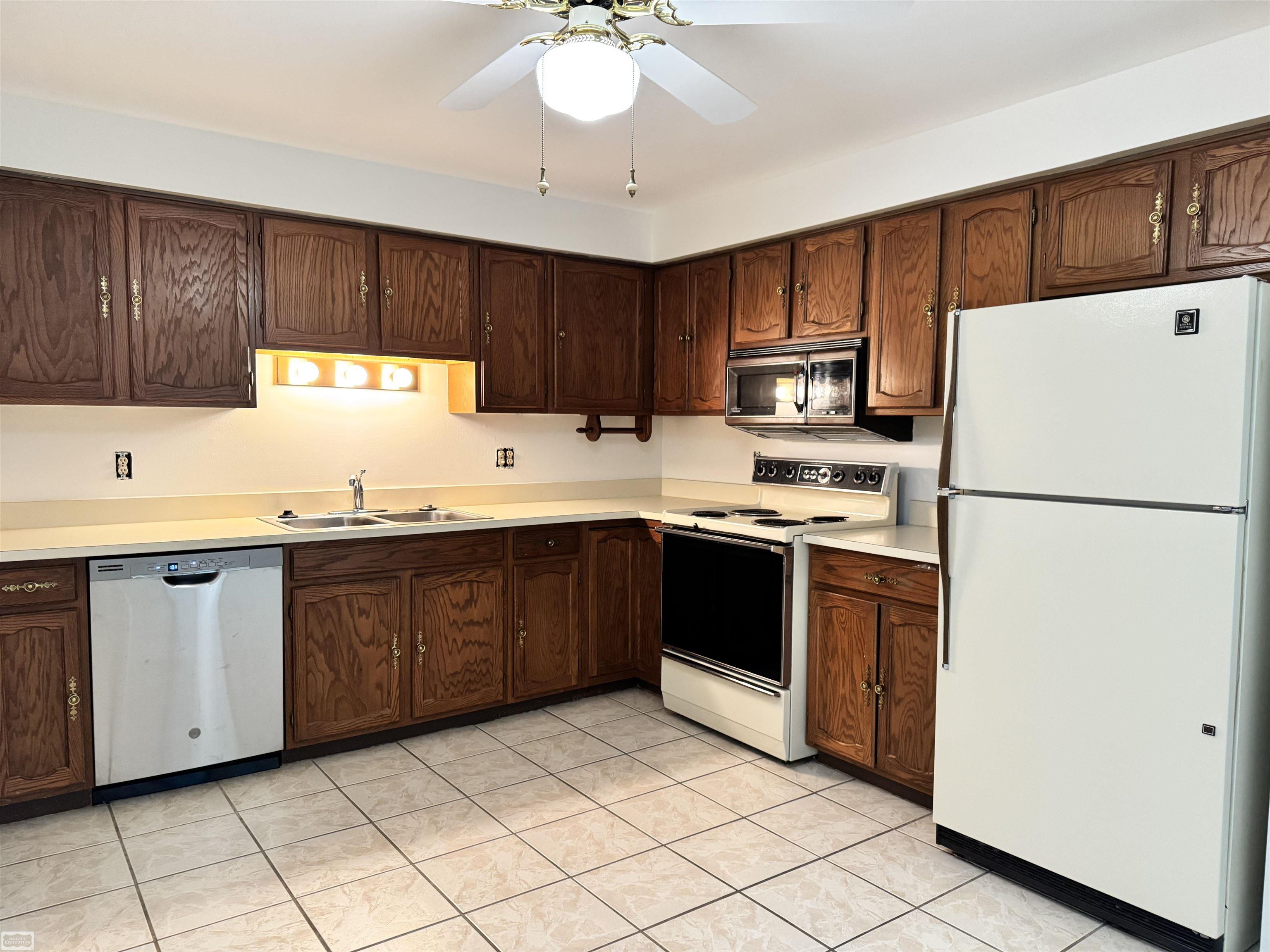 1225 Derby Road Birmingham, MI 48009 - Photo 7 of 21 50193027-e06e406b-d13b-4601-a429-60615e1ec02e.JPG