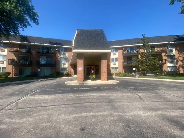 $185,000 | 1198 Royal Glen Drive, Unit 315, Glen Ellyn, IL 60137