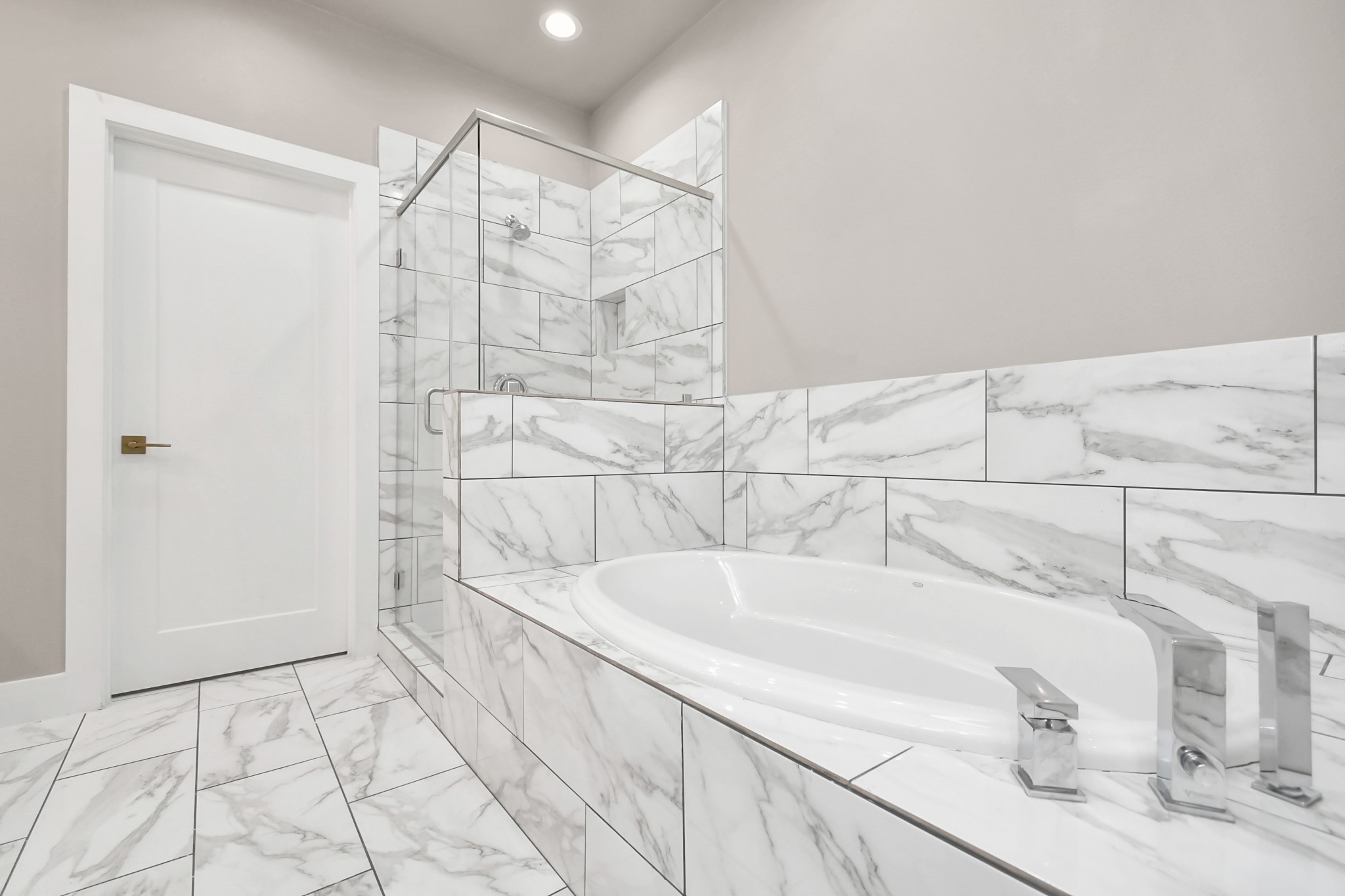 3538 Noah Street Houston, TX 77021 - Photo 23 of 33 a bathroom with a bathtub and shower