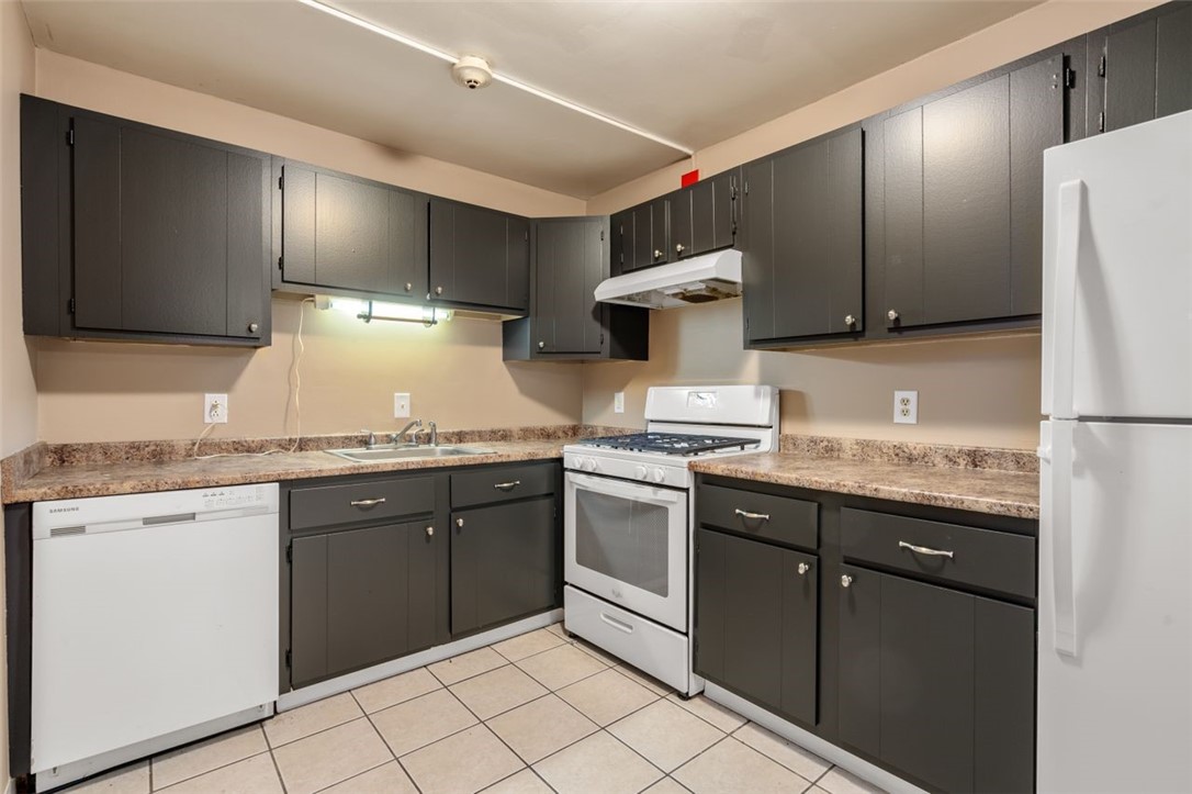 756 Quaker Lane, Unit A210 Warwick, RI 02818 - Photo 5 of 17