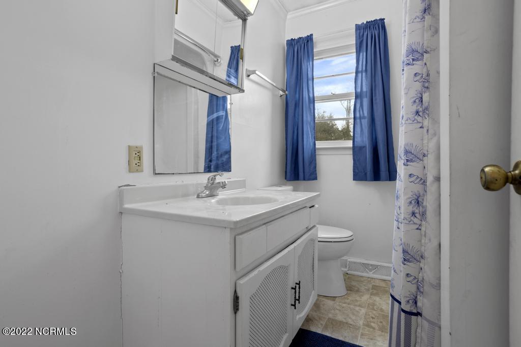 167 Peninsula Manor Road Hubert, NC 28539 - Photo 17 of 39 HallBathroom