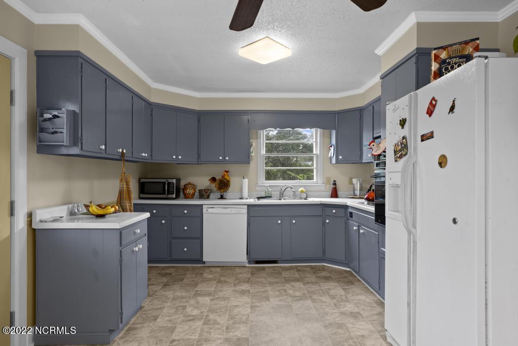 167 Peninsula Manor Road Hubert, NC 28539 - Photo 9 of 39 Kitchen