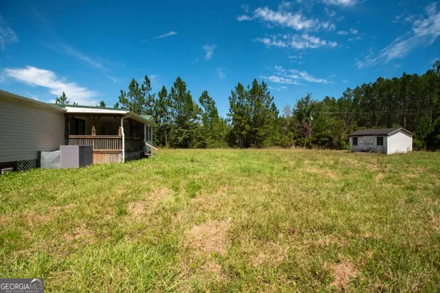 a view of a backyard
