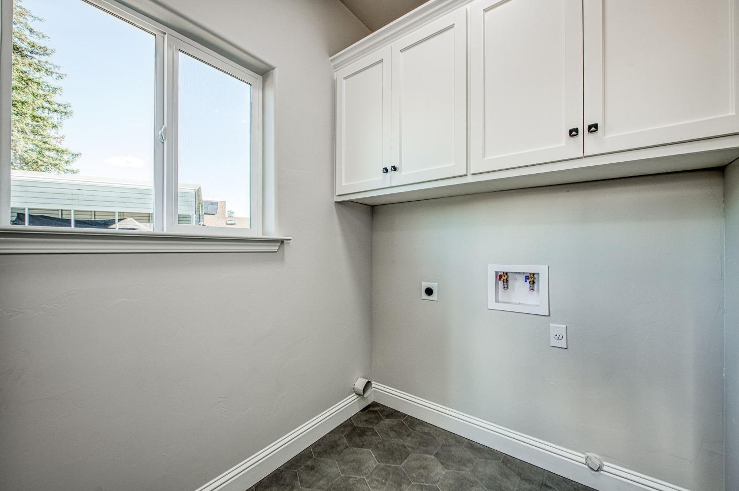 11271 Mountain View Drive Madera, CA 93636 - Photo 37 of 73 a view of cabinets and window