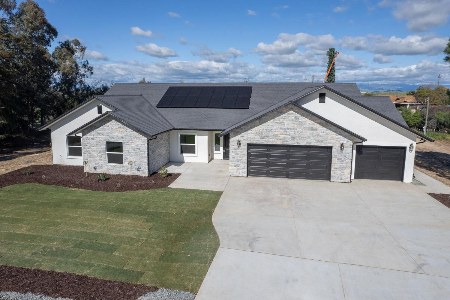 11271 Mountain View Drive Madera, CA 93636 - Photo 52 of 73 a front view of a house with a yard