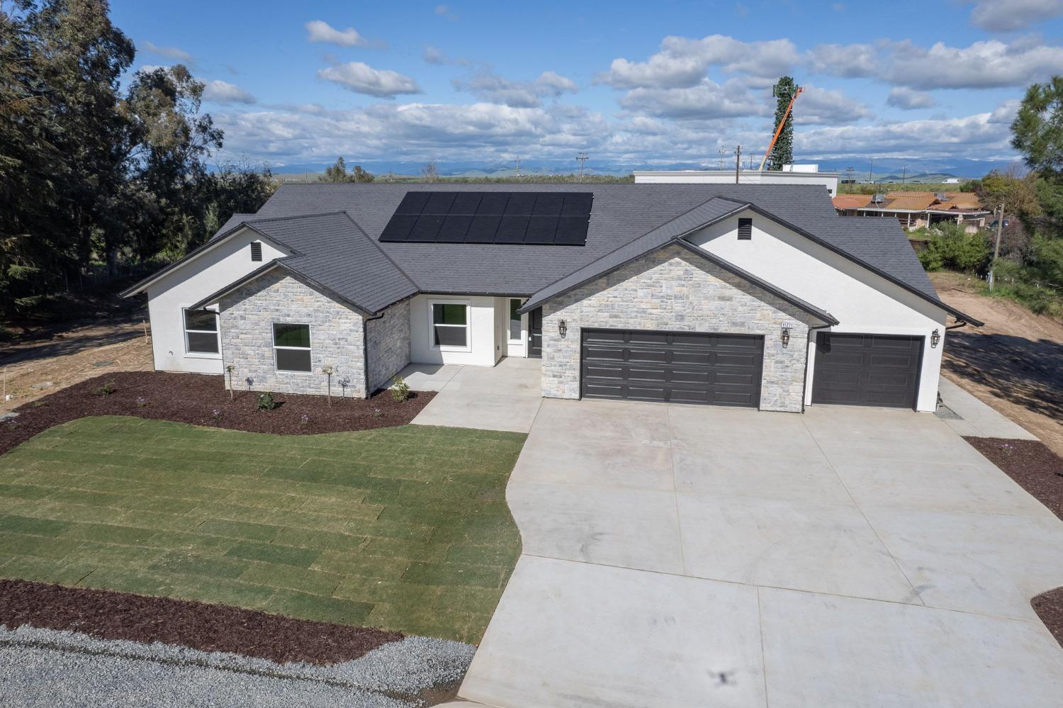 11271 Mountain View Drive Madera, CA 93636 - Photo 53 of 73 a front view of a house with garden