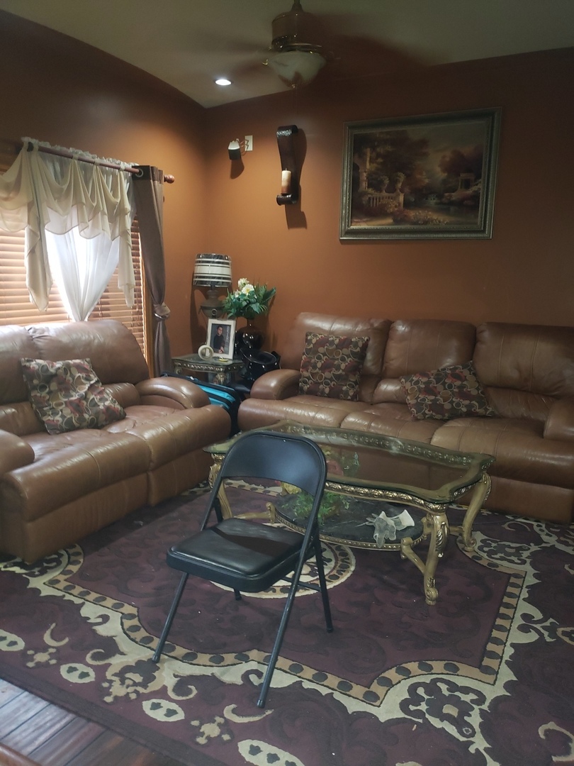 538 North View Street Aurora, IL 60506 - Photo 3 of 4 a living room with furniture and wooden floor