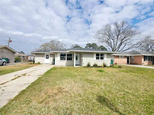 $329,000 | 250 Willow Drive, Gretna, LA 70053