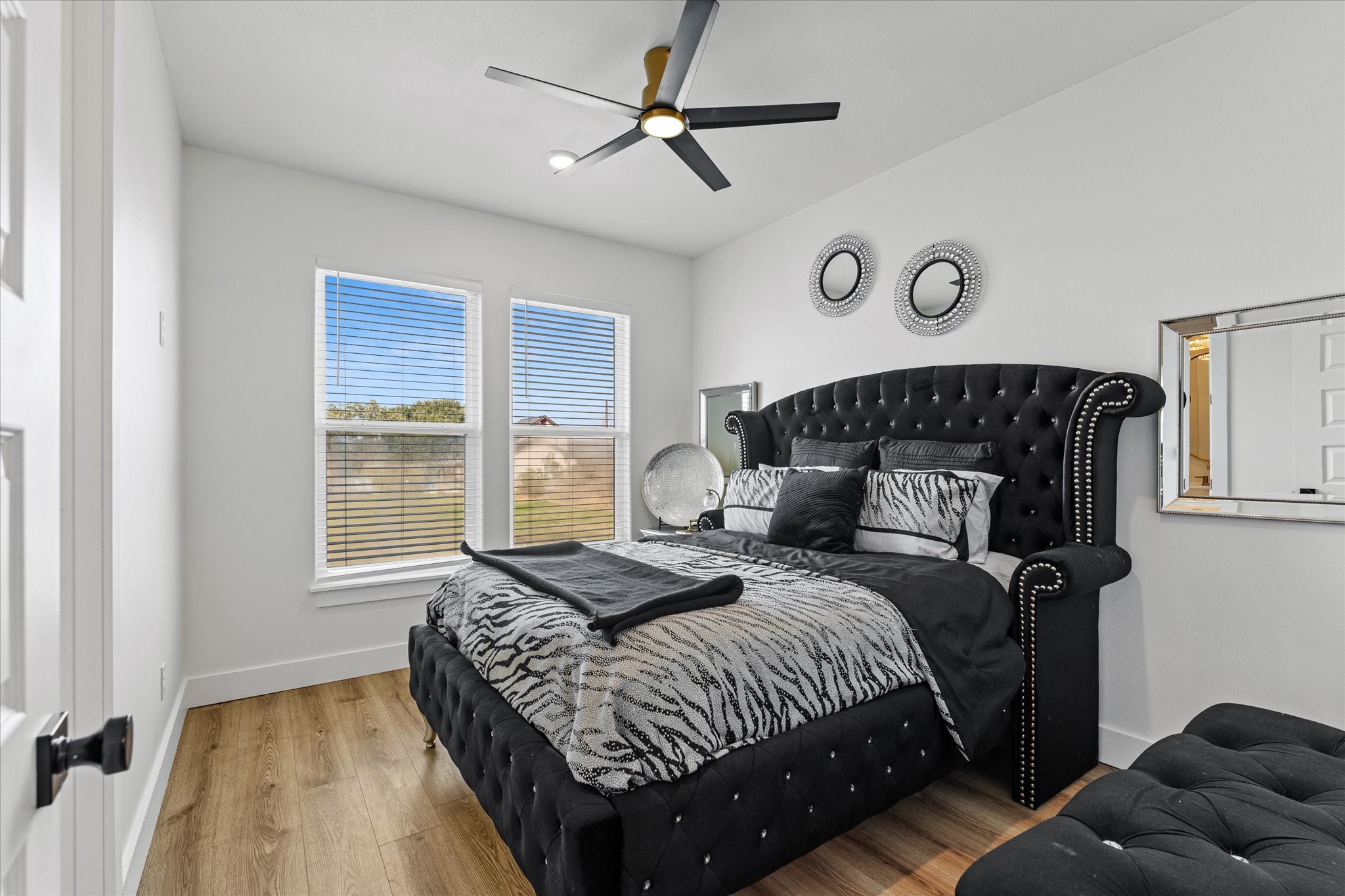 4627 County Road 63 Rosharon, TX 77583 - Photo 17 of 34 a bedroom with bed and window