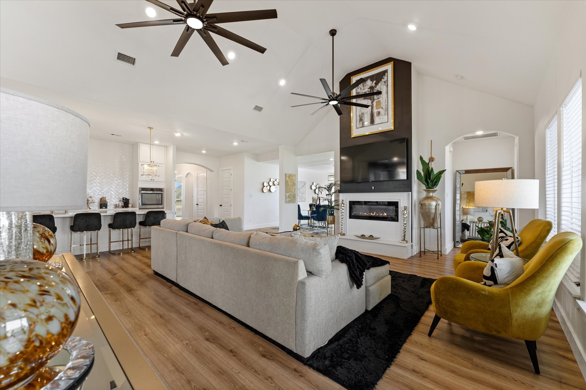 4627 County Road 63 Rosharon, TX 77583 - Photo 7 of 34 a living room with furniture kitchen view and a chandelier