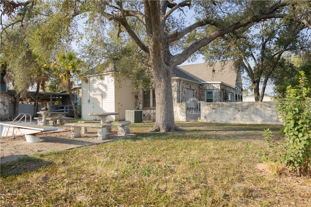 408 West 5th Street Alice, TX 78332 - Photo 5 of 25
