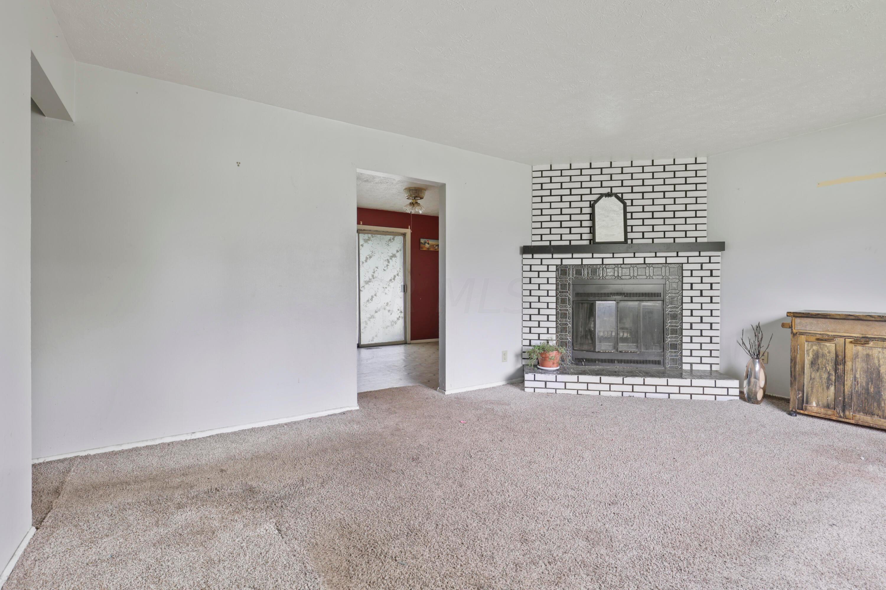 5044 Rotherham Road Columbus, OH 43232 - Photo 3 of 43 0N4A4081