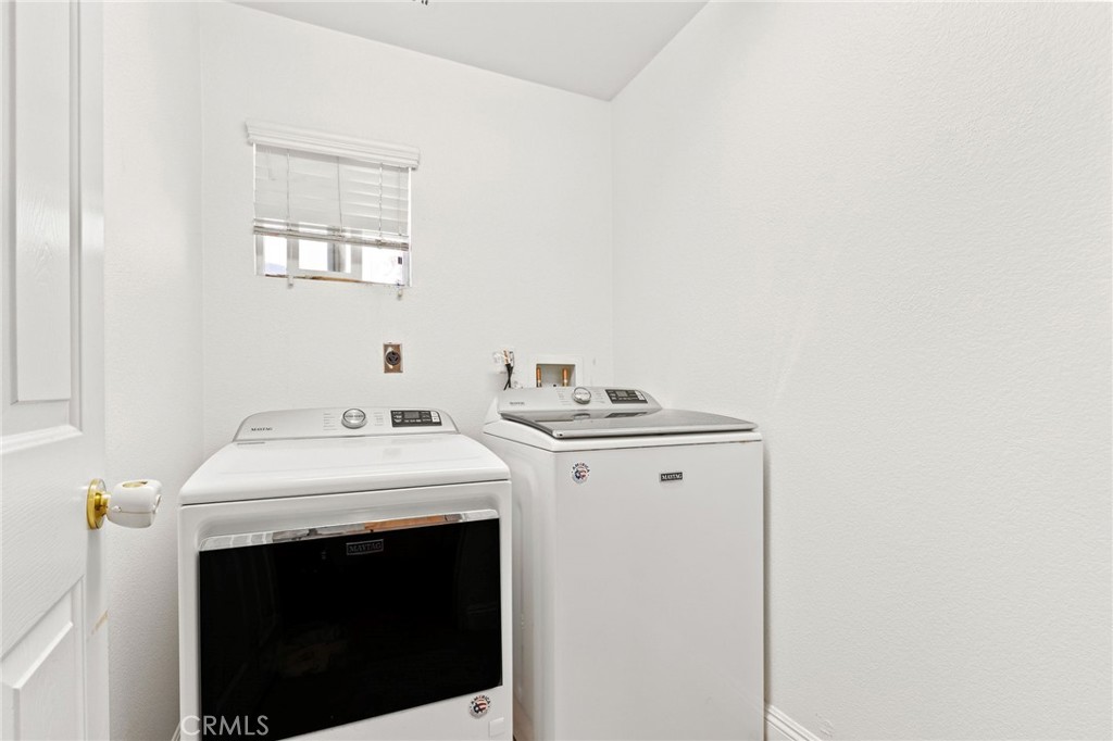 29225 Hydrangea Street Murrieta, CA 92563 - Photo 13 of 38 a utility room with dryer and washer