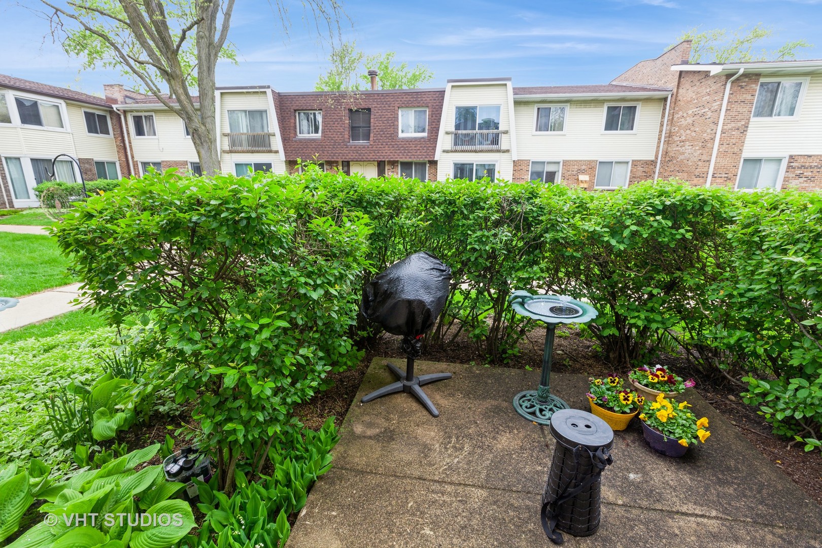 3026 Roberts Drive, Unit 4 Woodridge, IL 60517 - Photo 13 of 19 a view of a chairs and table in a patio