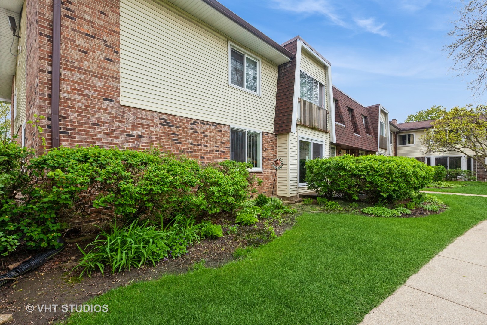 3026 Roberts Drive, Unit 4 Woodridge, IL 60517 - Photo 18 of 19 a view of a brick building next to a yard