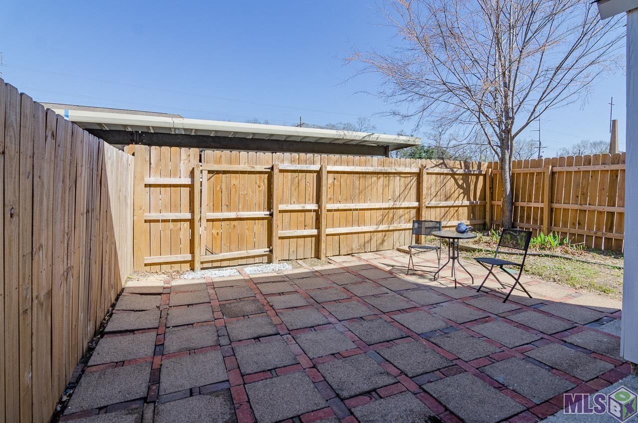 11 Brent Court Baton Rouge, LA 70808 - Photo 3 of 11 Fenced Patio